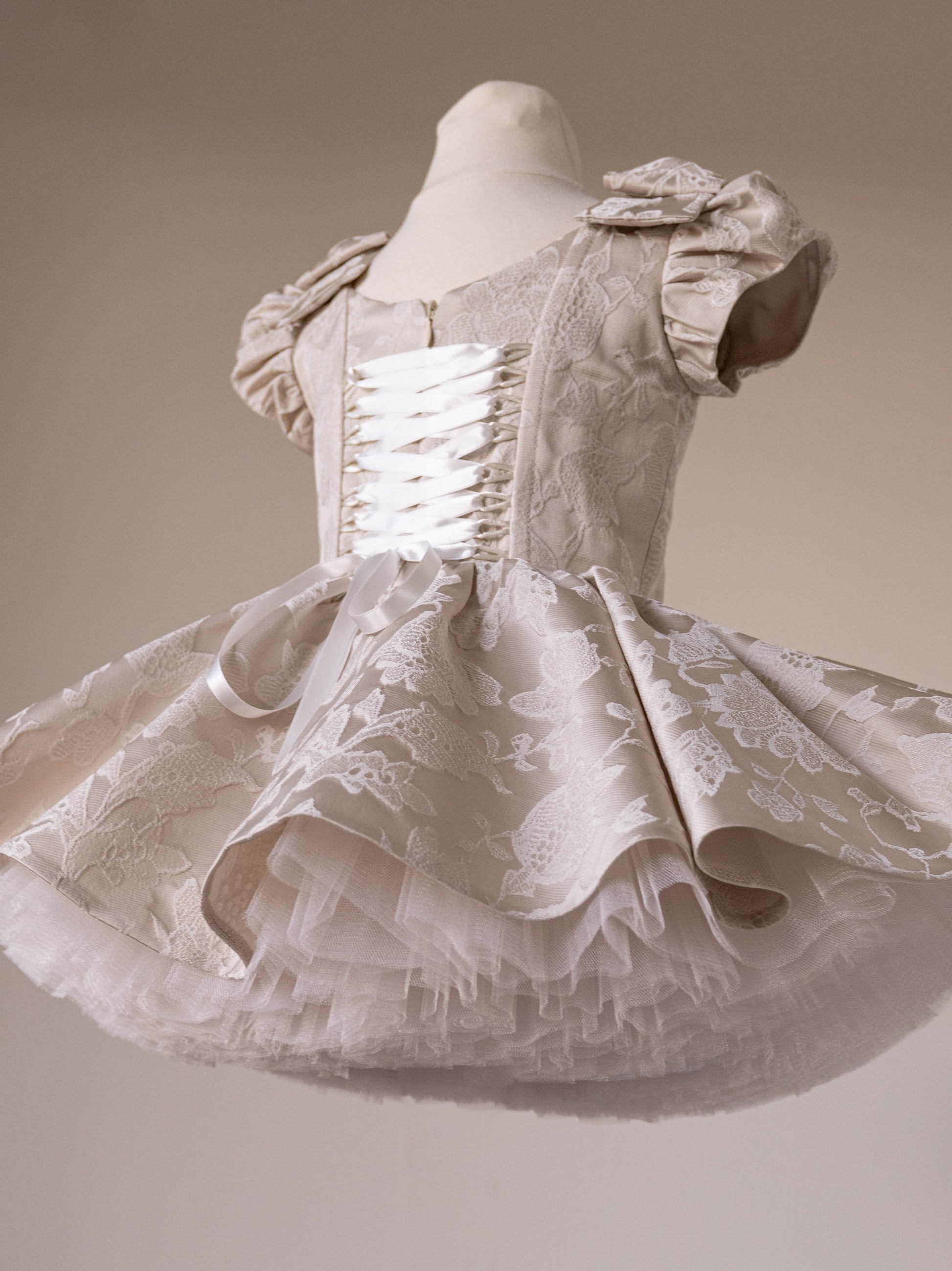 Dress in beige jacquard